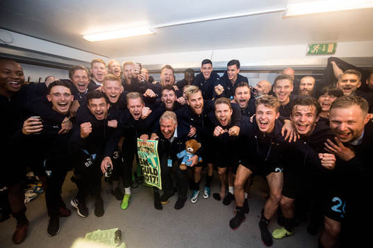 Malmö FFs spelare och ledare jublar i omklädningsrummet