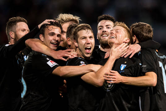 Malmö FFs Andreas Vindheim, Anton Tinnerholm och Erdal Rakip jublar med Anders Christiansen efter hans 3-1 mål