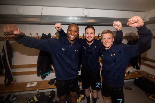 Malmö FFs målskyttar i matchen Carlos Strandberg, Lasse Nielsen och Anders Christiansen jublar i omklädningsrummet