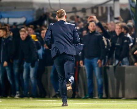 Malmö FFs suppers har klättrat in till planens kant och manas bort av Malmös FFs tränare Magnus Pehrsson