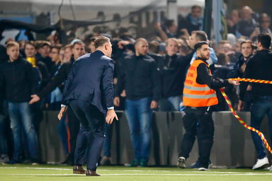 Malmö FFs suppers har klättrat in till planens kant och manas bort av Malmös FFs tränare Magnus Pehrsson