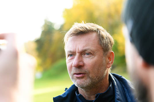 Förbundskapten Peter Gerhardsson blir intervjuad