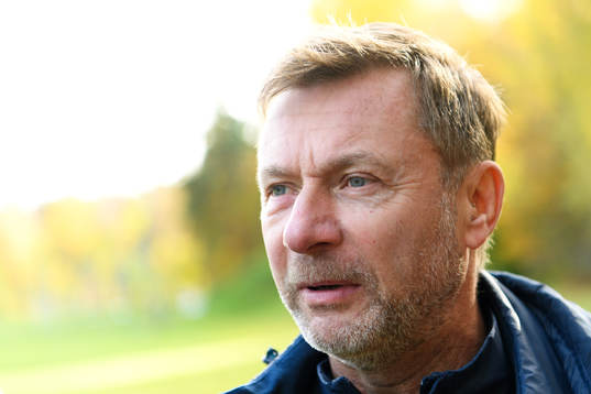 Förbundskapten Peter Gerhardsson blir intervjuad