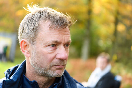 Förbundskapten Peter Gerhardsson blir intervjuad