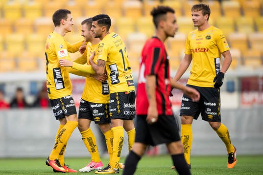 Elfsborgs Oscar Iglicar Berntsson klappas om av Arian