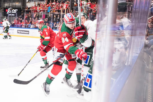 Moras Sebastian Hartmann tacklar i ishockeymatchen i SHL