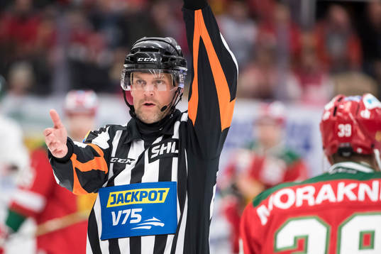 Domare Mikael Nord i ishockeymatchen i SHL mellan Mora och