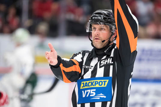 Domare Mikael Nord i ishockeymatchen i SHL mellan Mora och