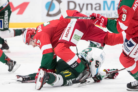 Moras Patrik Eklund och Frölundas Jonathan Sigalet  i