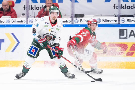 Frölundas Adam Almqvist  i ishockeymatchen i SHL mellan
