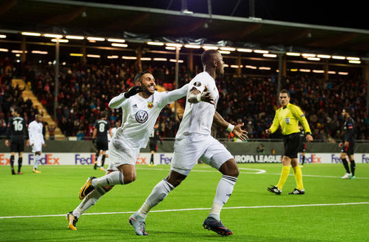 Östersunds Saman Ghoddos jublar med Salisu Abdullahi Gero efter 1-1
