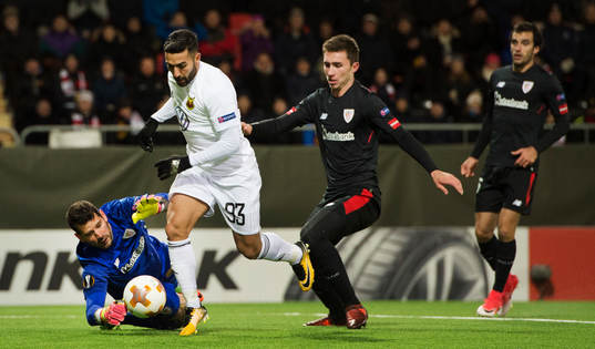 Östersunds Saman Ghoddos i duell med Athletic Bilbaos målvakt Iago Herrerin