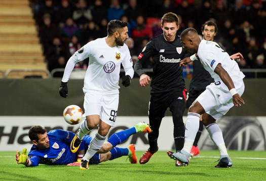 Östersunds Saman Ghoddos ser på när Salisu Abdullahi Gero gör 1-1 på Athletic Bilbaos målvakt Iago Herrerin