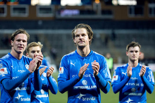 Halmstads Fredrik Liverstam jublar med lagkamrater