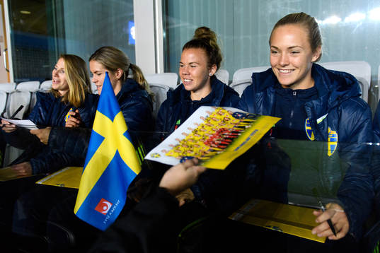 Sveriges Jessica Samuelsson och Magdalena Eriksson träffar