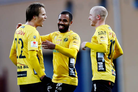 Elfsborgs Viktor Prodell jublar med Issam Jebali och Simon