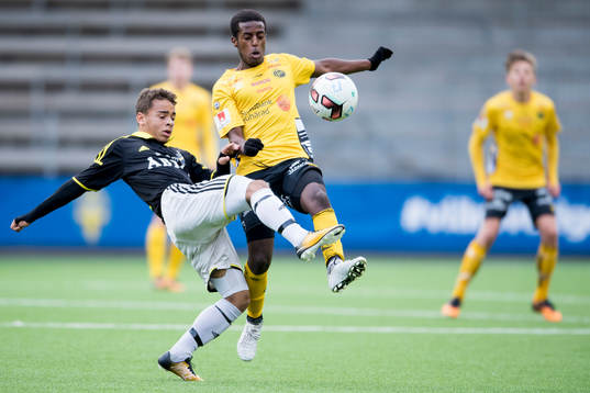 AIK’s Niklas Persson och Elfsborgs Nattnael Zerai