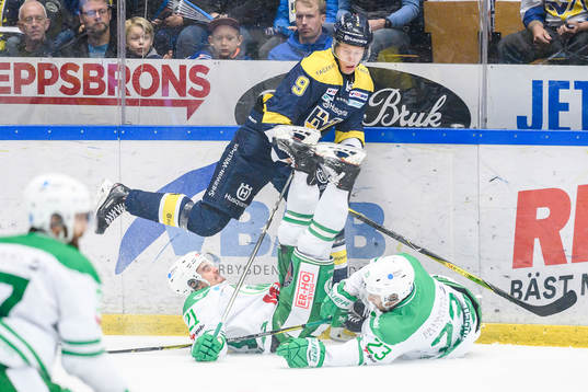 Rögles Kevin Gagné och Daniel Sylwander faller