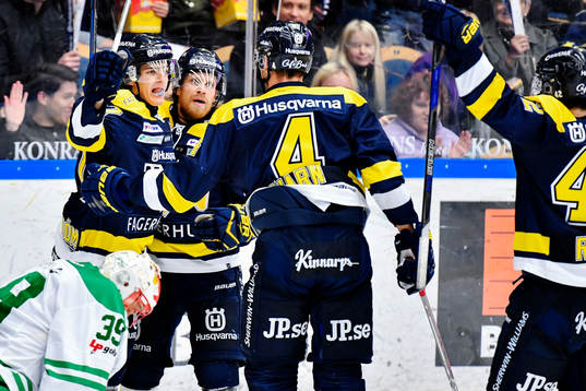 s Isac Brännström (tv) jublar emd lagkamrater Robin