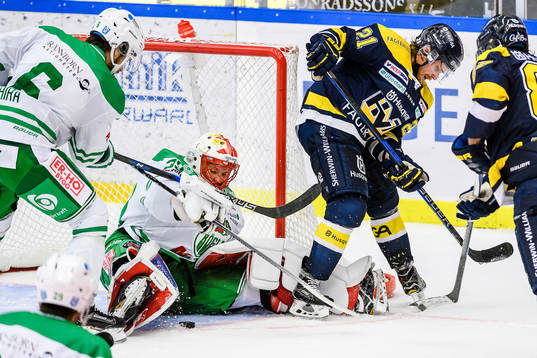 s Mattias Tedenby oroar framför Rögles målvakt Justin