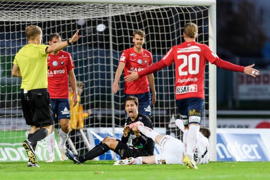Varbergs Peter Nyström och Örgrytes målvakt Stojan Lukic