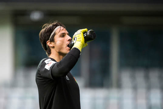 Målvakt Damir Mehic värmer upp