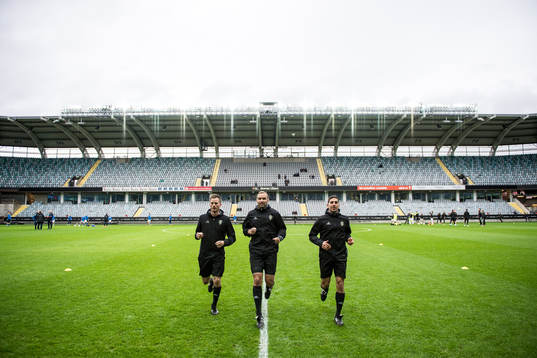 Assisterande domare Niklas Alfredsson (TV), huvuddomare Jim Peterson (M) och assisterande domare Josef Alacam (TH) värmer upp