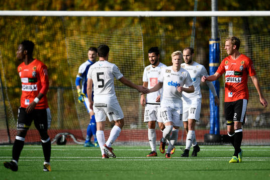 Oskarshamns Christopher Christensson jublar med lagkamrater efter att han gjort 1-0-målet på straff