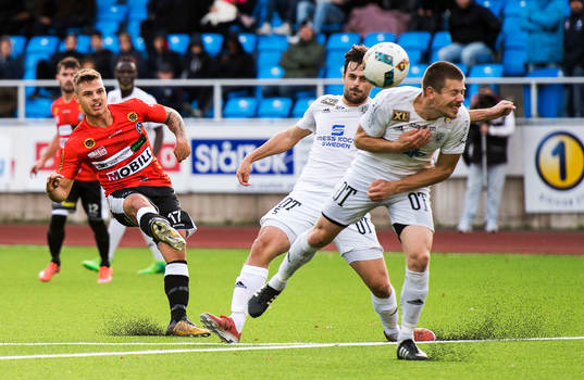 Landskronas Dino Mesic gör 1-1 målet medan Oskarshamns