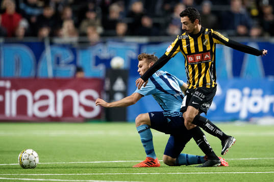 Djurgårdens Jesper Karlström och Häckens Daleho Irandust