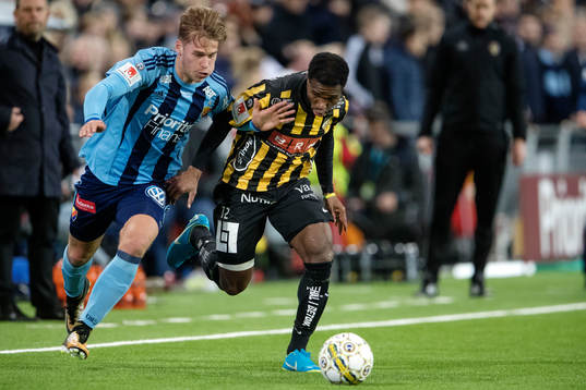 Djurgårdens Felix Beijmo och Häckens Mohammed Abubakari i kamp om bollen