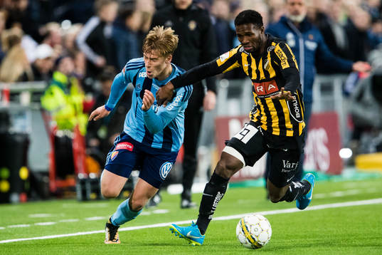 Djurgårdens Felix Beijmo i kamp om bollen med Häckens Mohammed Abubakari