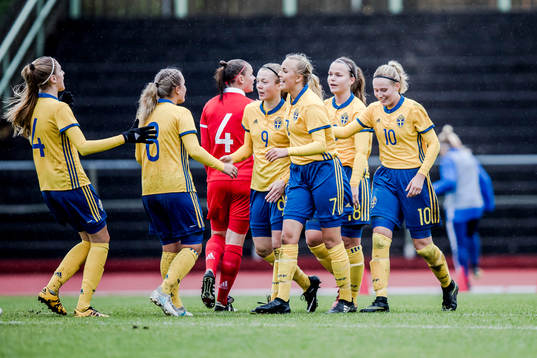 Sveriges Beata Olsson har gjort 4-0 och jublar med lagkamraterna