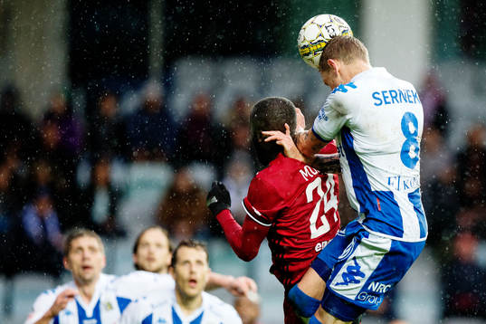 Östersunds Ronald Mukiibi och IFK Göteborgs Sören Rieks