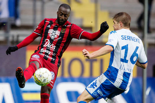 Östersunds Ronald Mukiibi och IFK Göteborgs Mikael Boman