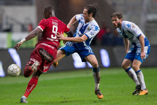 Östersunds Salisu Abdullahi Gero mot IFK Göteborgs Mikkel