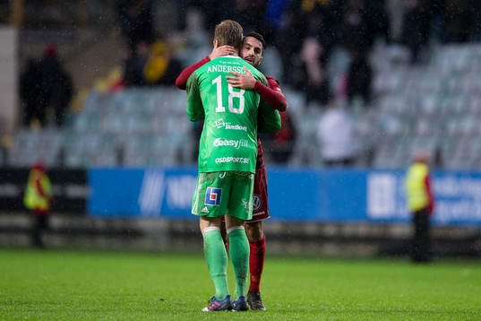 Östersunds Brwa Nouri kramar om sin målvakt Andreas Andersson
