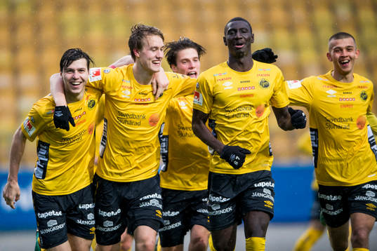 Elfsborgs Hugo Svensson (mitt i bild) har gjort 1-0 och kramas om av lagkamraterna