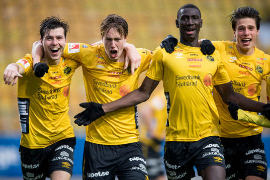 Elfsborgs Hugo Svensson (mitt i bild) har gjort 1-0 och kramas om av lagkamraterna