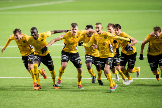 Elfsborgs spelare jublar då målvakt Tim Rönning (ej i bild) satt sin straff och avgjort matchen