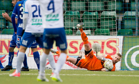 Sundsvalls målvakt Tommy Naurin räddare ett skott