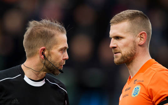 Domare Johan Hamlin pratar med Sundsvalls målvakt Tommy