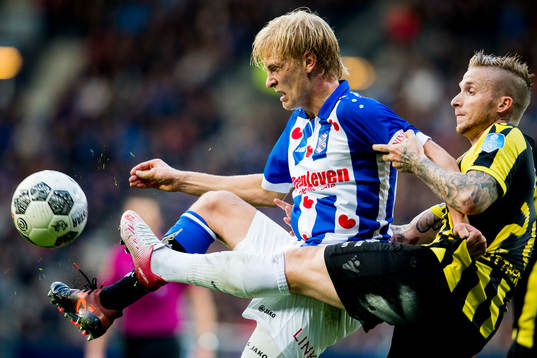 Morten Thorsby of Heerenveen and Alexander Büttner of Vitesse