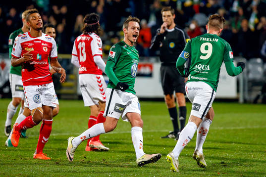 Jönköpings Daryl Smylie och Tommy Thelin jublar efter 1-0 på straff av Thelin