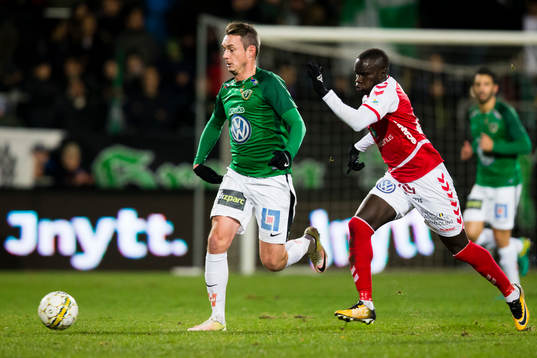Jönköpings Daryl Smylie före Kalmars Papa Alioune Diouf