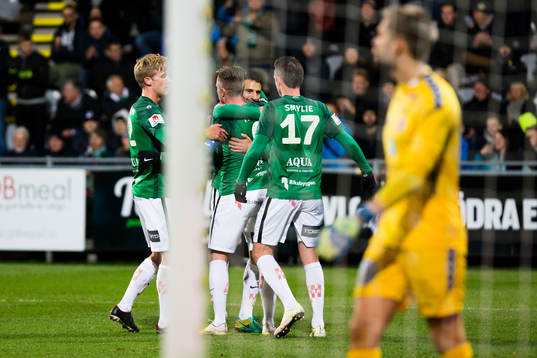 Jönköping jublar efter mål till 1-0 av Jönköpings Tommy Thelin