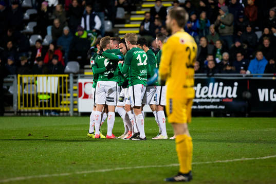 Jönköpings spelare jublar efter mål till 1-0 av Tommy Thelin