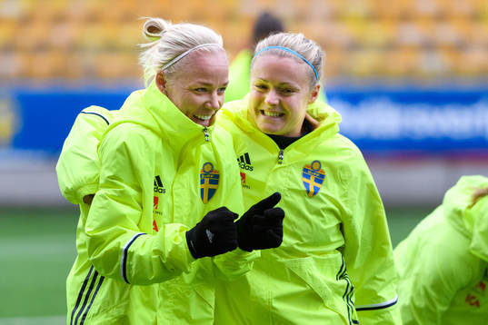 Caroline Seger och målvakt Hilda Carlén