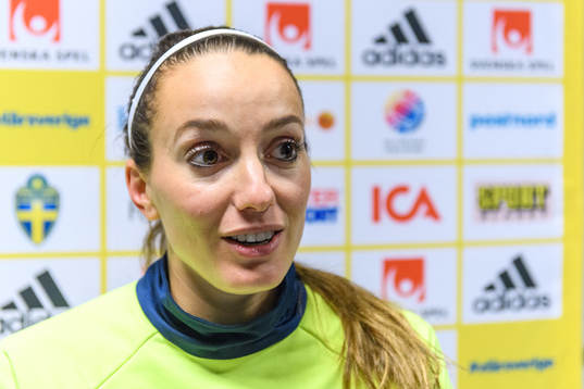 Kosovare Asllani blir intervjuad