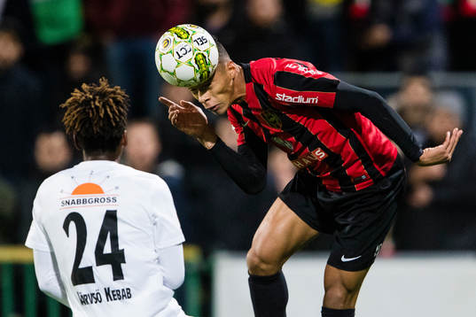 Brommapojkarnas Kevin Kabran med en nick förbi Dalkurds